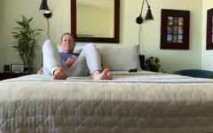 Cheirar e provar meus pés nus sensuais