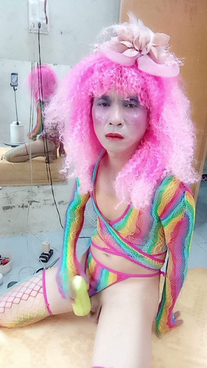 nguyen dang thien tri: Transgender Le usa roupas sensuais e joga copas de sexo