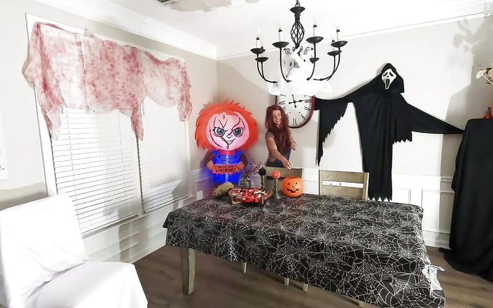 Little buff brunette: Sexy Halloween Chucky berijdt een enorme pik
