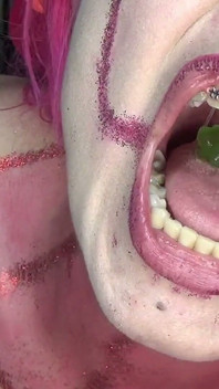 ¡El payaso sexy se traga a cientos de osos de la goma!
