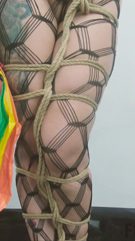 Bondage con un piccolo palloncino a tacchi alti