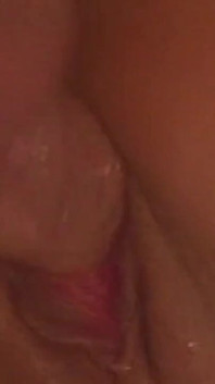 Une MILF blonde chevauche sauvage jusqu’à l’orgasme