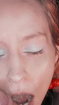 Bonita pequena milf recebe um mega facial