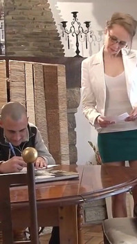 Uno studente sodomizza la sua cougar e l'insegnante di casa arrapata