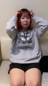 Debut ciudat student Gyaru se străduiește să-și găsească locul, dar devine măturată într-un moment intens