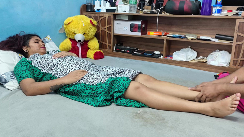 Vaishnavysharunraj: Malayali esposa hace masaje en los pies por marido