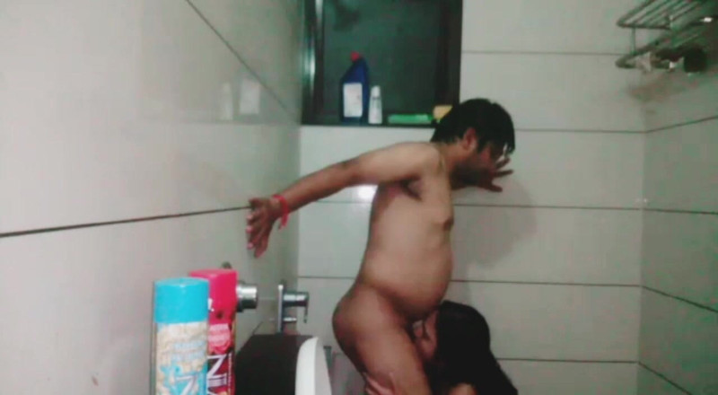 Fair2lovely: Un'arrapata india viene scopata duramente a pecorina da un amante...