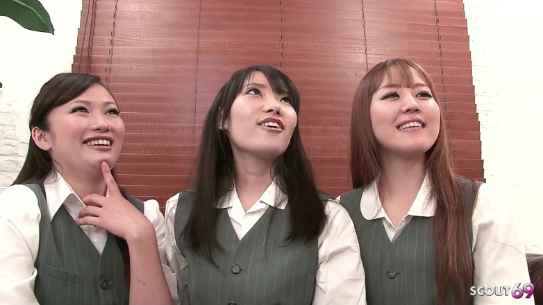 Asian porn collection: Necenzurované JAV reverzní CFNM Nalon footjob od tří japonských teenagerů...
