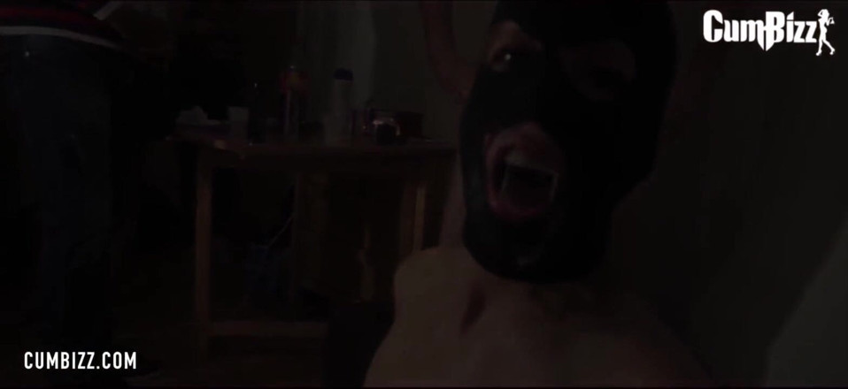 Cumbizz: Patrouille de flic pendant la nuit, pute à sperme