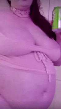 मोटी Bellied रंडी Chugs Soda