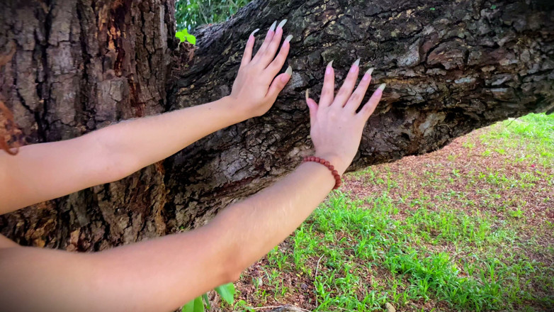 Goddess Li: Long, Natural Fingernails Scratching a Tree