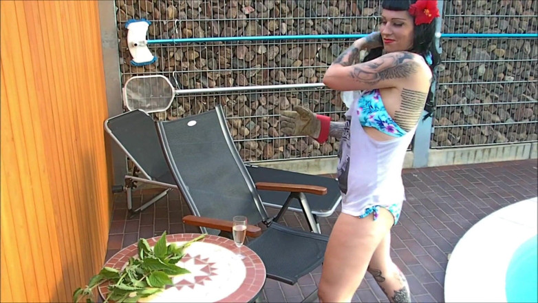Domina Lady Vampira - SM Studio Femdom Empire: Mostro in bikini