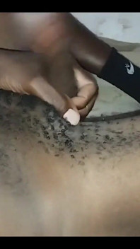 Amateur schwarzer twink solo masturbiert live vor der kamera, bis er riesige cumshots veröffentlicht