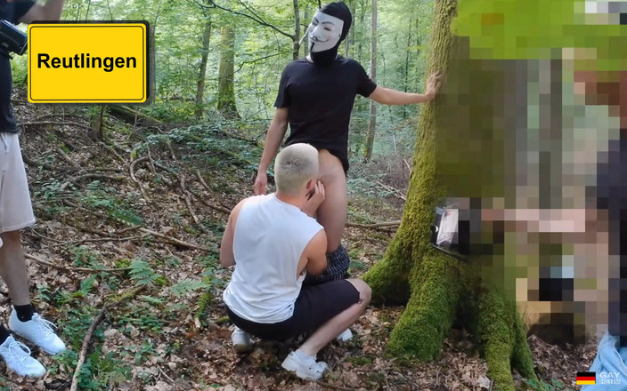 GAYheim: Quattro piccoli uomini si trovano nella foresta