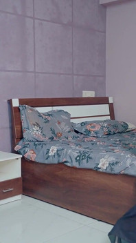 Soție desi cu țâțe mari disperată după sex și sedusă de antrenorul ei de la sală în casă