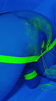 从男性屁股出生。必看