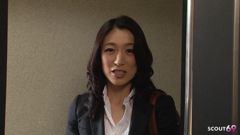 Asian porn collection: 무수정 JAV 포르노에서 섹스하기 위해 거유 소년을 유혹하는 음란한 일본 미시 교사
