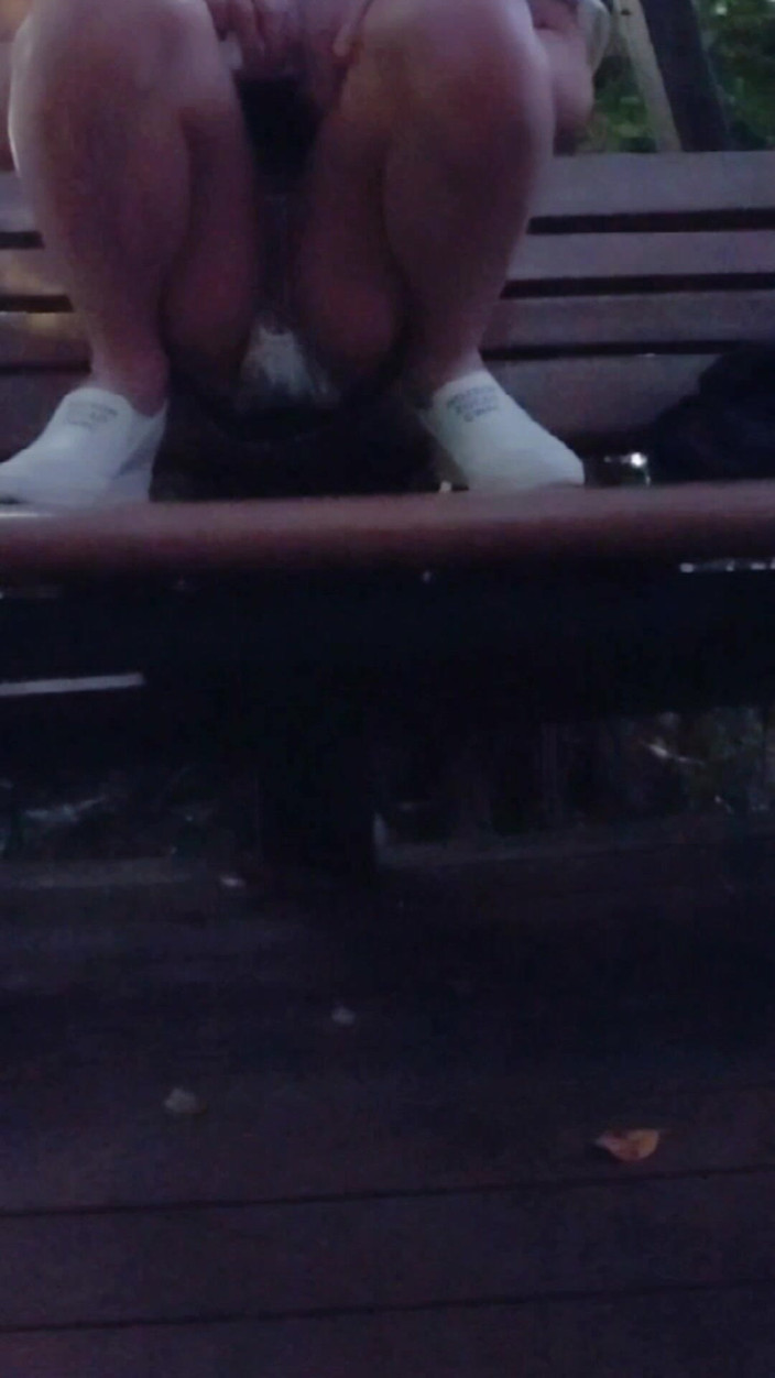Taiwancdgirl: El travesti Tingxuan se muestra al aire libre, vistiendo ropa...