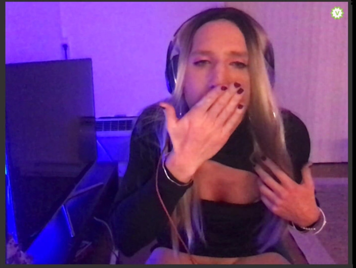 Sissy Bailey Wilde: Süper seksi kadın kılıklı kadın kamerada tek başına mastürbasyon yapıyor