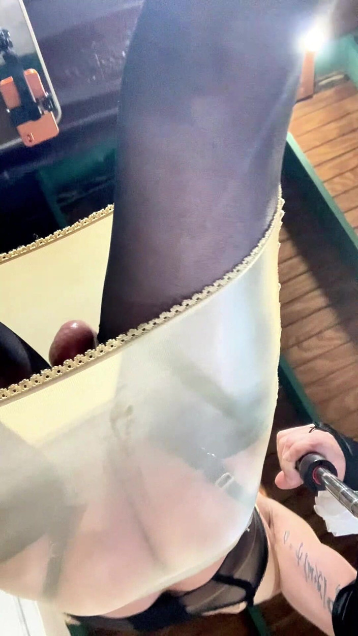 Benito414: Sexy transgénero corsé dorado en lencería al aire libre