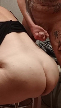 Eu masturbando meu pau na bunda e porra da minha sogra