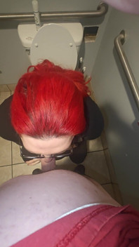 Sissy Trap Asia bertetek besar memancut mani deepthroat, dibiakkan dubur tanpa kondom, doggie creampie di tandas awam