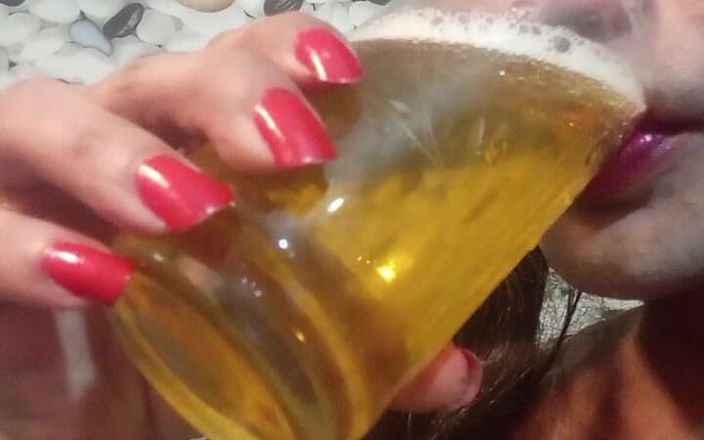 Nikita sharma: Güzel transseksüel 2 bardak idrar içiyor