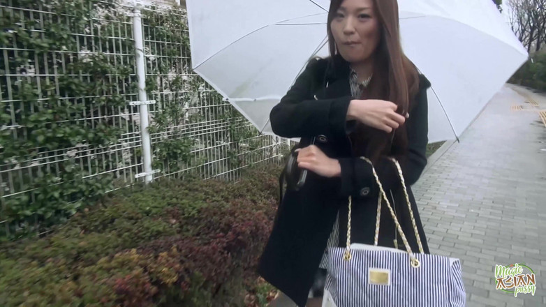 Magic Asian Pussy: 另一个愚蠢的雨天在厕所里吮吸他的鸡巴时变得好多了