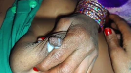 Un mari bengali fait appliquer le rouge à lèvres à sa femme et lui sucer la bite