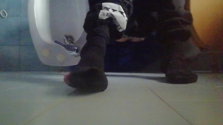 Culopeke: Guy tied her legs and opens her tight ass