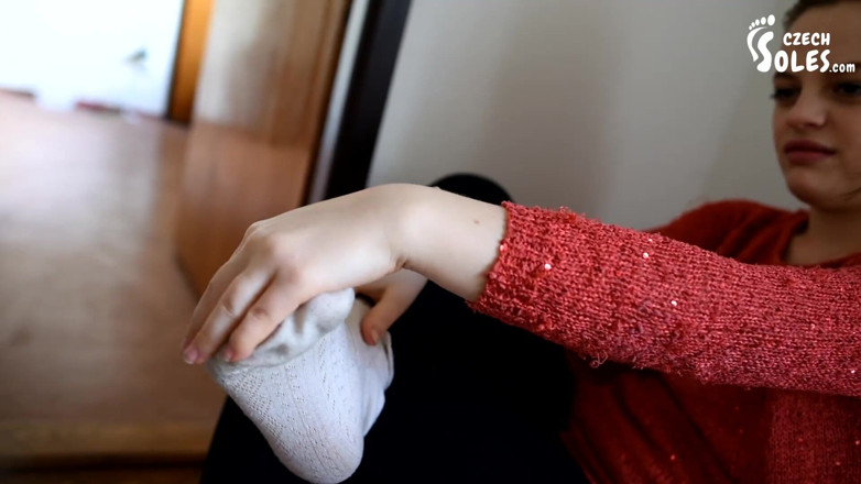 Czech Soles - foot fetish content: Meisje training voeten en sokken ruiken