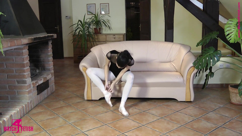Watch4fetish: Flexible ballerina doing her exercises