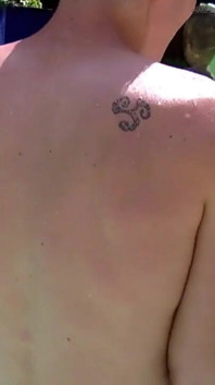 Twink yüzme havuzunda eğlenmek için yaşlı bir adam tarafından sikiliyor