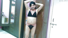 Cute & Nude Crossdresser: Sexy sissy crossdresser femboy sweet lízátko v horkém červeném a černém prádle.
