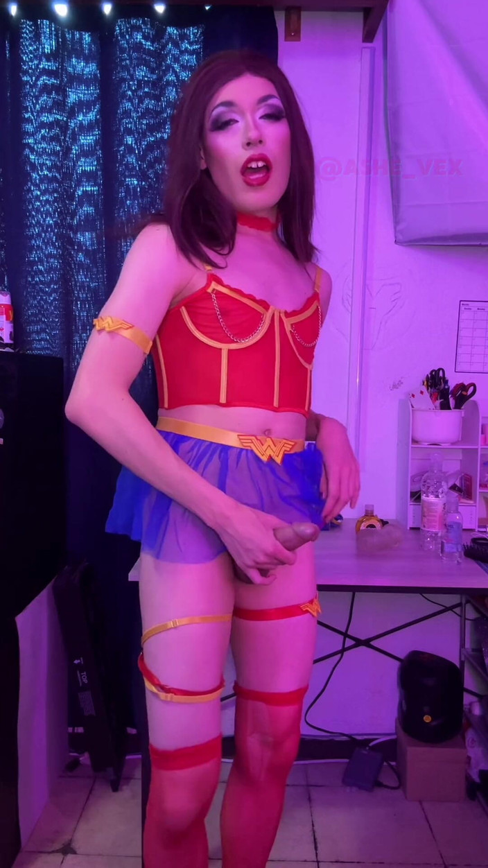Ashe Vex: Ashe vex - odada tek başına travesti mastürbasyonu, boşalma, yağ, oyuncak,...