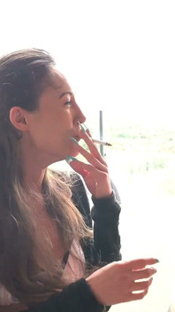 4 吸烟辣妹