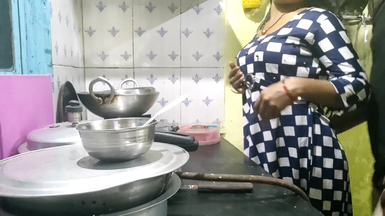 Mumbai Ashu: हॉट भारतीय लड़की किचेन सेक्स