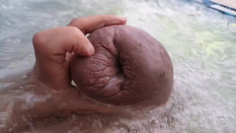 Monster_Meat_: Ejaculând în jacuzzi