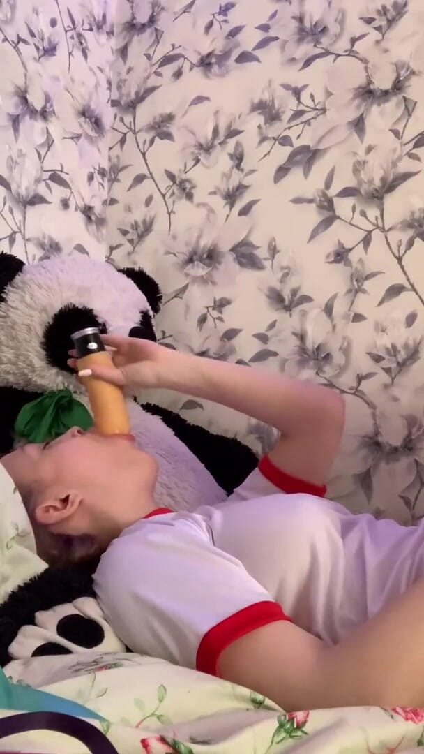 SashaSweet69: Muie cu vibrator și masturbare cu țâțele