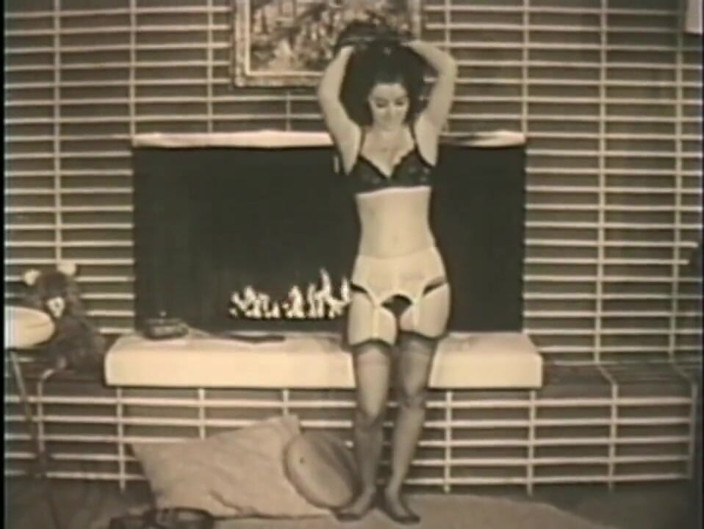 Vintage Usa: Sexy young bitch loves to play in vintage sexy videos