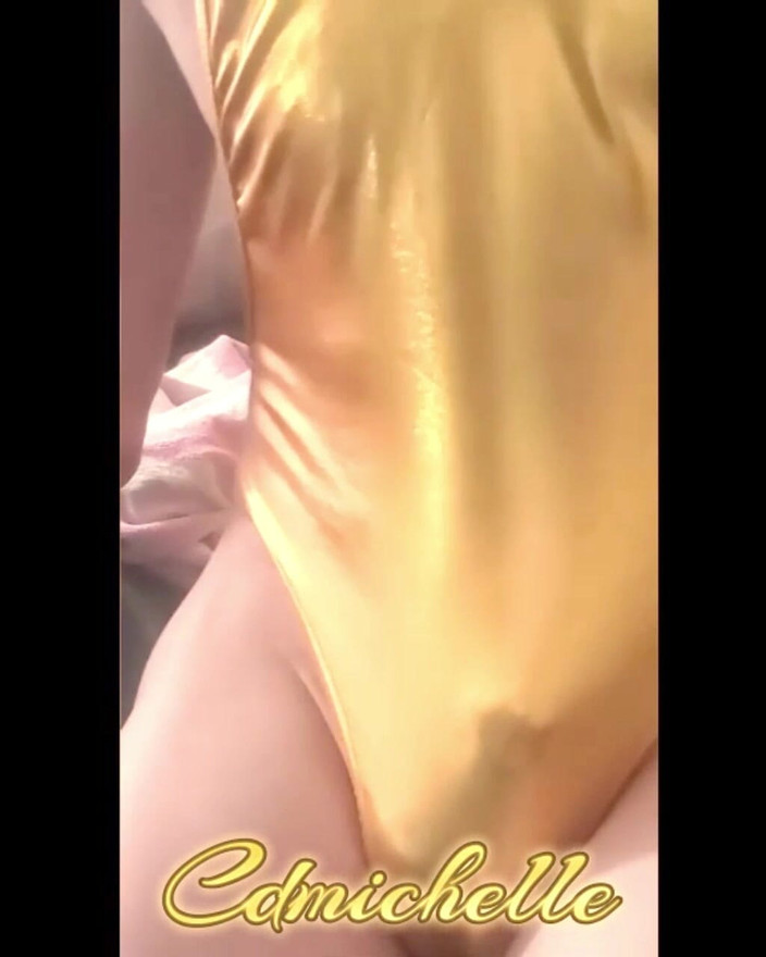 Cd Michelle lingerie: Cdmichelle vestindo body dourado