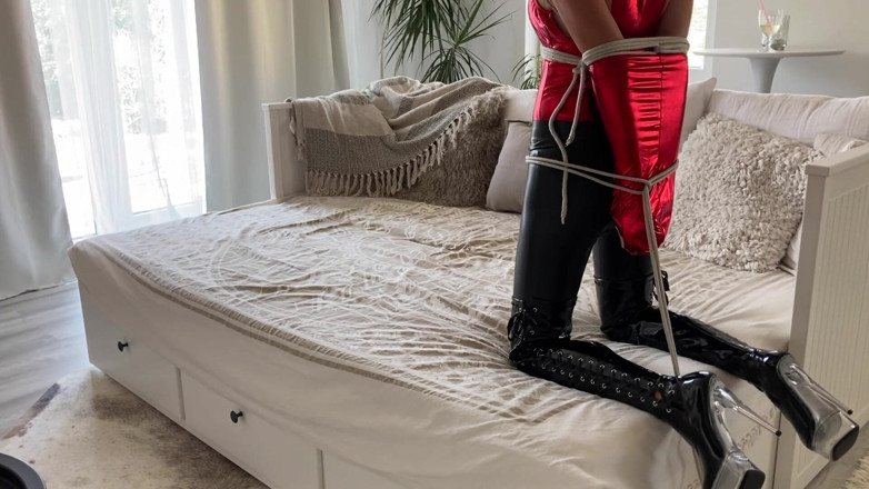 Eve Rest: Latex bondage hoge hakken vastgebonden