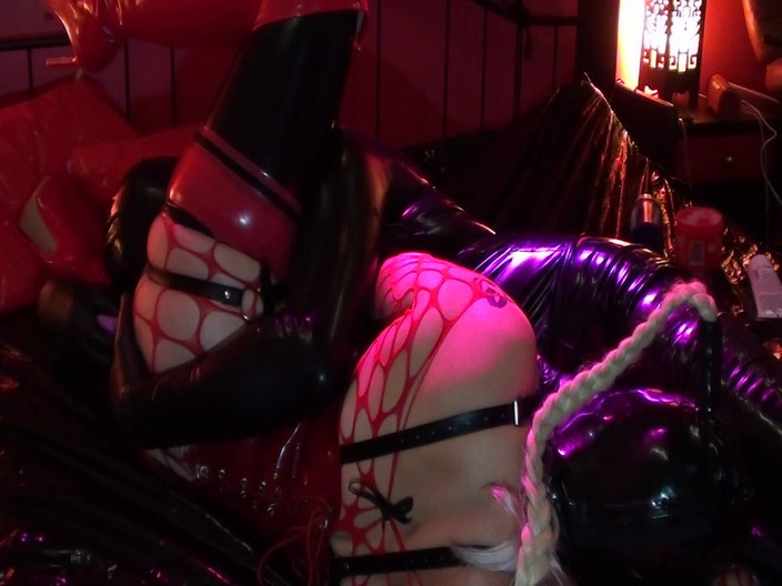 13kinkkyy: Pareja de látex