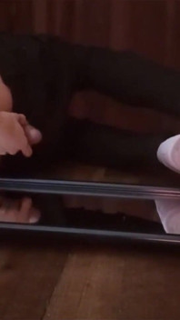 Hose heruntergezogen, schwanz zwischen den beinen, jon arteen zeigt sein glattes enges arschloch, wichst seinen geilen twink-schwanz von hinten
