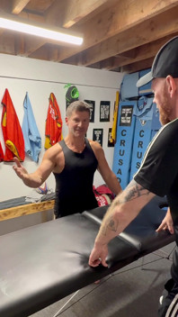 Duro treinador garanhões flexionam em seguida, recebe raça de Ginger Gav X