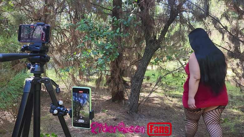 Riderqueen BBW Step Mom Latina Ebony: Riderqueen ensam, utomhus, videor för fans
