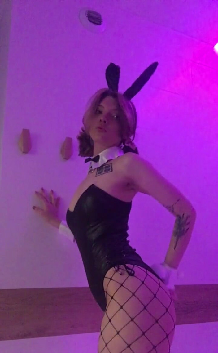 Soft Vulgar: Eu finalmente tenho minha roupa de coelho você gostaria de...