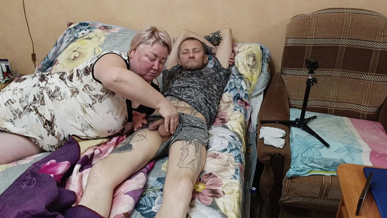 Zona901: Мачеха будит меня глубоким минетом