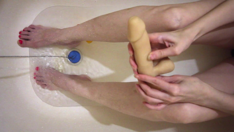 Hairypussyangel: Sexiga ben i badet, footjob och handjob