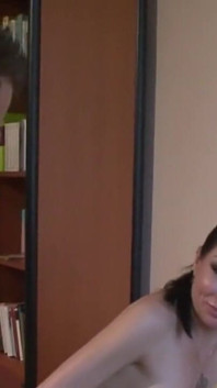 Dziewczyna z tatuażem na cipce i piercing na cycki jebana przez psychologa